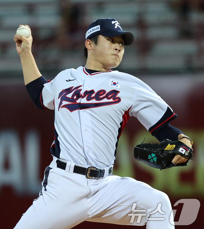 16일(현지시간) 대만 타이베이시 톈무 야구장에서 열린 2024 WBSC 프리미어12 B조 예선 대한민국과 도미니카공화국의 경기 8회초 대한민국 마운드에 오른 박영현이 역투하고 있다. 2024.11.16/뉴스1 ⓒ News1 장수영 기자