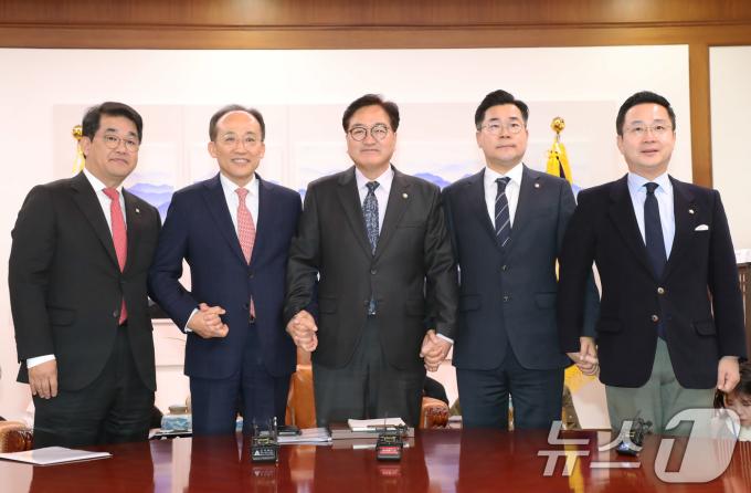 우원식 국회의장과 여야 원내대표가 18일 서울 여의도 국회의장실에서 회동하고 있다. 왼쪽부터 국민의힘 배준영 원내수석부대표, 추경호 원내대표, 우 의장, 더불어민주당 박찬대 원내대표, 박성준 원내수석부대표. (공동취재) 2024.11.18/뉴스1 ⓒ News1 안은나 기자