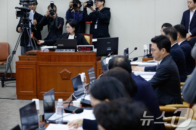 19일 서울 여의도 국회 과학기술정보방송통신위원회에서 열린 박장범 한국방송공사(KBS) 사장 후보자 인사청문회에서 최민희 위원장이 의사봉을 두드리고 있다. 2024.11.19/뉴스1 ⓒ News1 안은나 기자