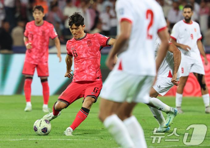 10일(현지시간) 요르단 암만 국제경기장에서 열린 2026 국제축구연맹(FIFA) 북중미 월드컵 아시아 3차 예선 B조 3차전 대한민국과 요르단의 경기, 대한민국 황인범이 슛을 시도하고 있다. 2024.10.10/뉴스1 ⓒ News1 김도우 기자