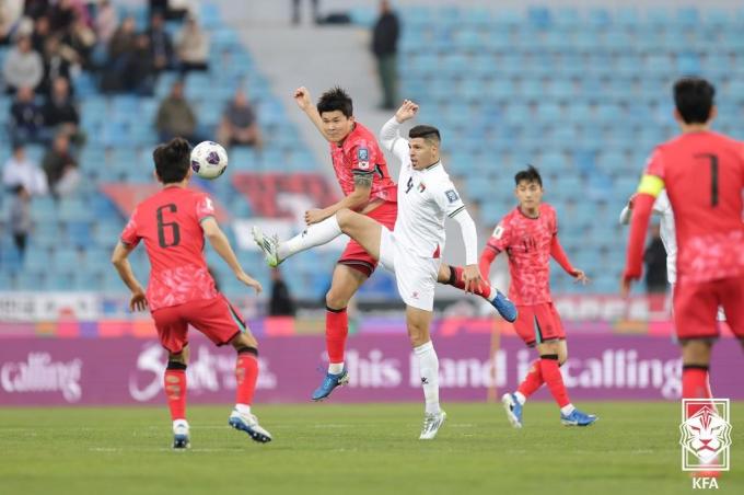 19일 오후(한국시간) 요르단 암만 국제경기장에서 열린 2026 북중미 월드컵 아시아지역 3차 예선 B조 6차전 팔레스타인과 대한민국의 경기에서 김민재가 공중볼 경합을 펼치고 있다.(대한축구협회 제공) 2024.11.19/뉴스1