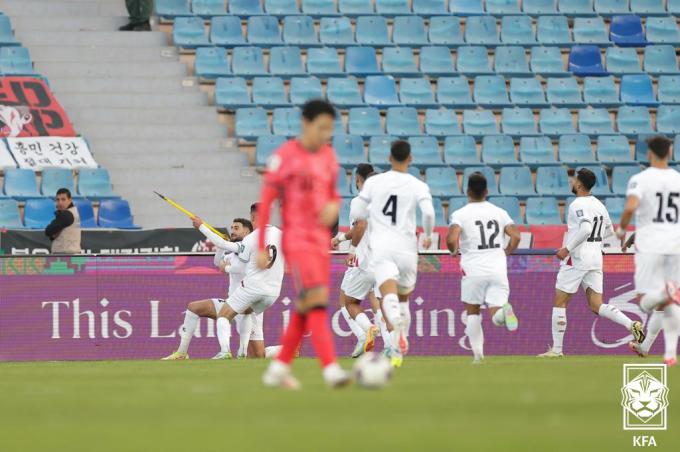 19일 오후(현지시간) 요르단 암만 국제경기장에서 열린 2026 북중미 월드컵 아시아지역 3차 예선 B조 6차전 팔레스타인과 대한민국의 경기에서 팔레스타인 자이드 쿤바르가 선취점을 거둔 뒤 동료들과 함께 기뻐하고 있다.(대한축구협회 제공) 2024.11.20/뉴스1