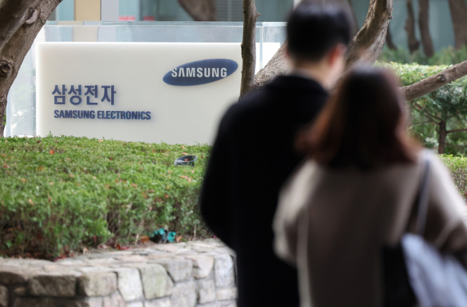 삼성전자가 주주가치 제고를 위해 10조원 규모 자사주를 매입하기로 했다. 삼성전자는 지난 15일 총 10조원 규모의 자사주를 향후 1년 내 분할 매입할 계획이라고 공시했다. 사진은 17일 서울 서초구 삼성전자 서초사옥. /사진=뉴시스