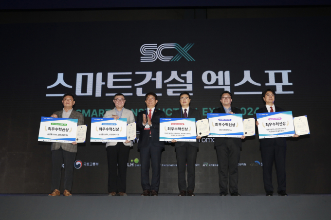 삼성물산은 국토부가 주최하는'2024 스마트건설 챌린지'에서 안전관리와 단지∙주택 분야 '최우수 혁신상'을 수상했다. 사진은 이상헌 삼성물산 반도체인프라연구소 자동화기술 그룹장(좌측 첫번째)과 안홍락 삼성물산 건설안전연구소 그룹장(좌측 두번째)이 20일 오전 최우수 혁신상 2건을 수상한 모습. /사진=삼성물산 