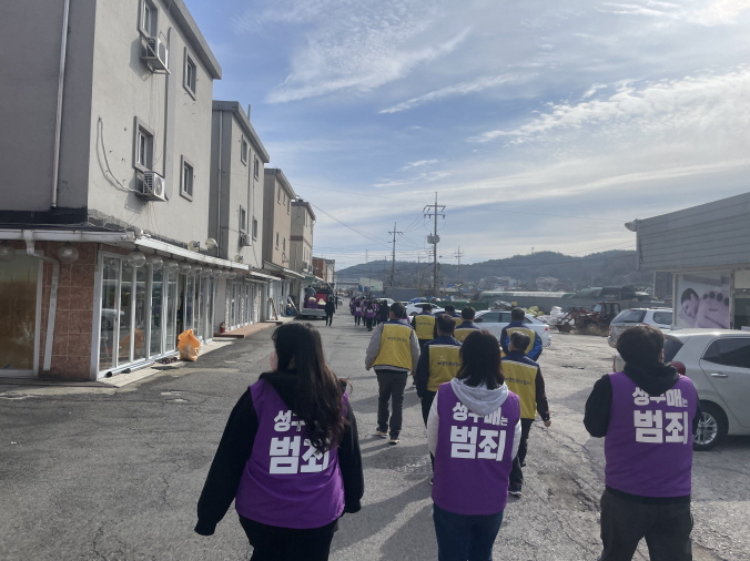 반성매매 시민활동단 '클리어링'을 비롯해 40여 명의 시민이 19일 연풍리 문화극장과 성매매집결지 일대에서 '여성과 시민이 행복한 길 걷기'교육을 진행하고 있다. /사진제공=파주시