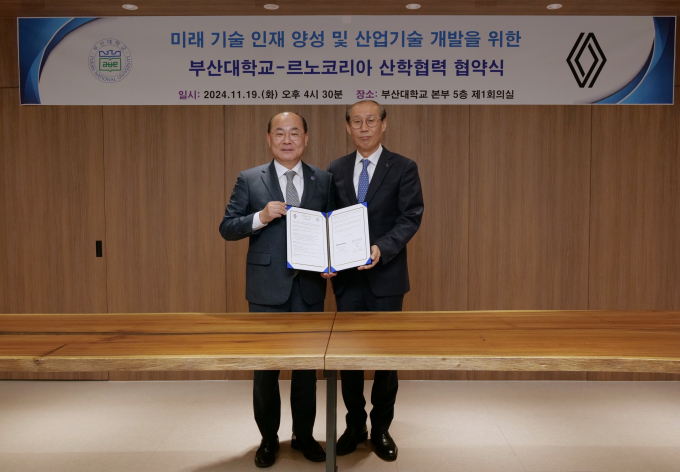 르노코리아-부산대학교 MOU 협약식이 진행됐다. 오른쪽부터 르노코리아 제조본부 이해진 본부장과 부산대학교 최재원 총장 /사진=르노코리아