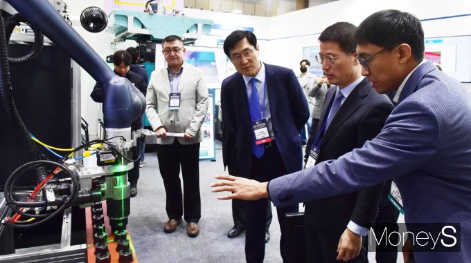 [머니S포토] SCX 2024, 설명듣는 오세철 삼성물산 사장