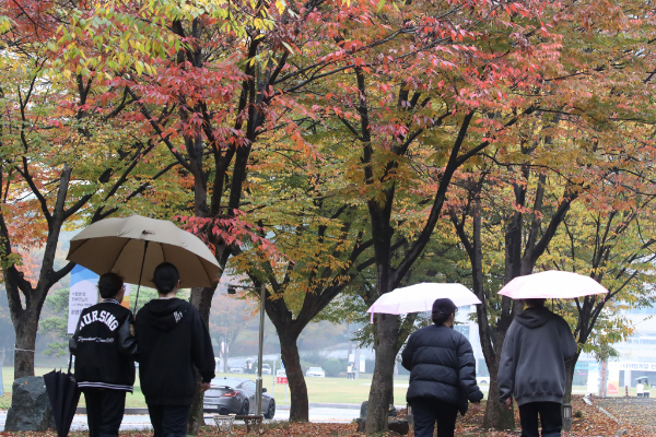  오는 21일 전국 가끔 구름이 많고 일부 지역에서 약한 빗방울이 내릴 것으로 예측된다. 사진은 지난 1일 우산을 쓰고 캠퍼스를 거니는 대구대학교 학생들의 모습. /사진=뉴스1