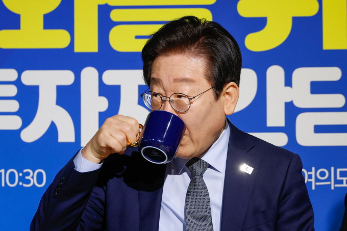 이재명 더불어민주당 대표가 금융투자소득세 폐지를 확실하게 추진하겠다고 말했다. 사진은 이 대표가 20일 서울 영등포구 어펜딕스에서 열린 '국내주식시장 활성화를 위한 일반투자자 간담회'에 참석해 투자자 발언을 듣는 모습. /사진=뉴스1
