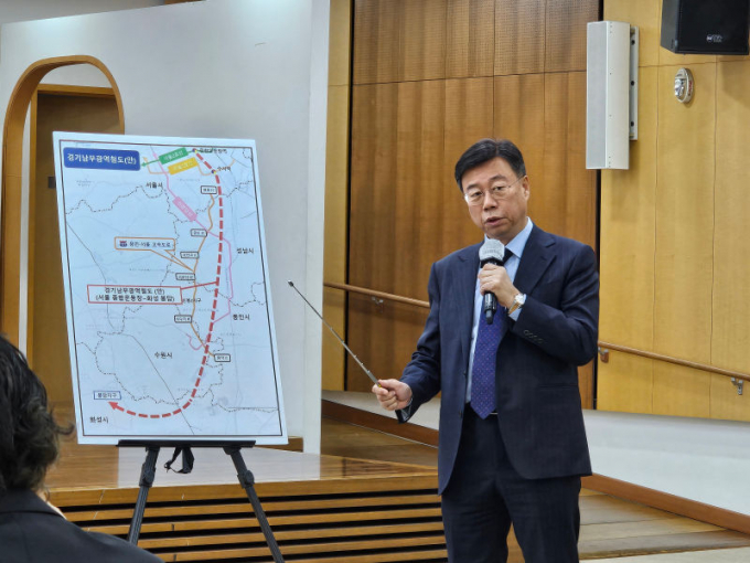 신상진 성남시장이 20일 시청에서 기자회견을 열고 제5차 국가철도망 구축계획에 ‘경기남부광역철도’ 반영을 촉구하고 있다. / 사진=강성원 기자