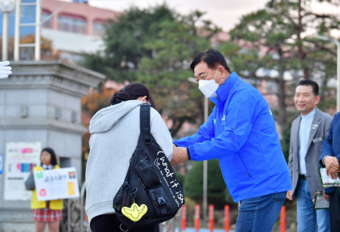 김한종 전남 장성군수가 14일 장성고 앞에서 수능 수험생들을 응원하고 있다./사진=장성군 