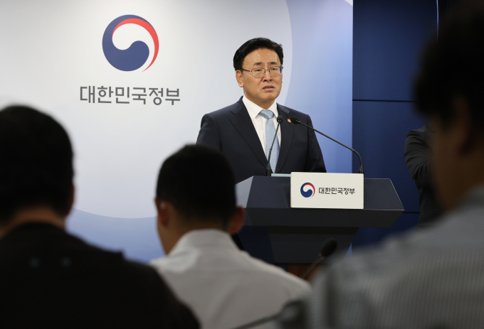  경제협력개발기구(OECD)가 발간한 '디지털 경제 전망 보고서 2024 2권'에 따르면 한국의 디지털 인프라 수준이 OECD 회원국 가운데 선두를 차지했다. 사진은 유상임 과학기술정보통신부 장관이 지난 15일 서울 종로구 정부서울청사에서 윤석열 정부 전반기 과학기술·디지털 정책 성과 및 향후계획 브리핑을 하고 있는 모습. /사진=뉴스1