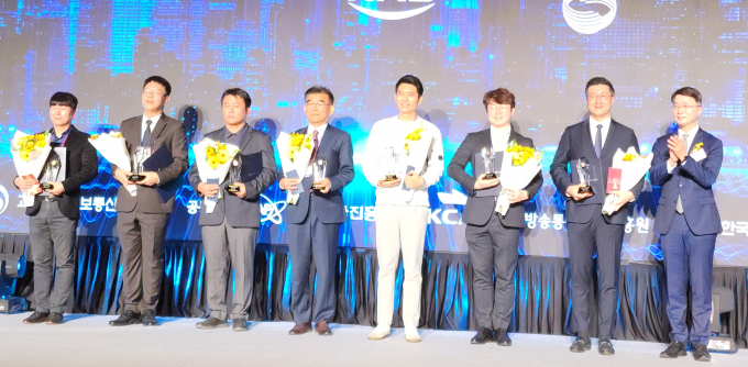 SK텔레콤은 20일 저궤도 위성(LEO)과 초소형 기지국을 이용한 재난 통신 기술 개발 공로로 열린 제25회 전파방송기술대상에서 과학기술정보통신부 장관상을 수상했다. 류제명 과학기술정보통신부 네트워크정책실장(사진 가장 오른쪽)과 류탁기 SK텔레콤 인프라기술담당(오른쪽에서 두번째)이 전파방송기술 대상 수상을 기념하는 모습. /사진=SK텔레콤 제공