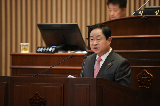 주광덕 남양주시장이 20일 제308회 남양주시의회에 참석해 100만 메가시티 도약 및 성장동력 확충에 중점을 둔 2조 2,720억 원 규모의 내년도 본예산 편성안을 시의회에 제출하고 설명하고 있다. / 사진제공=남양주시