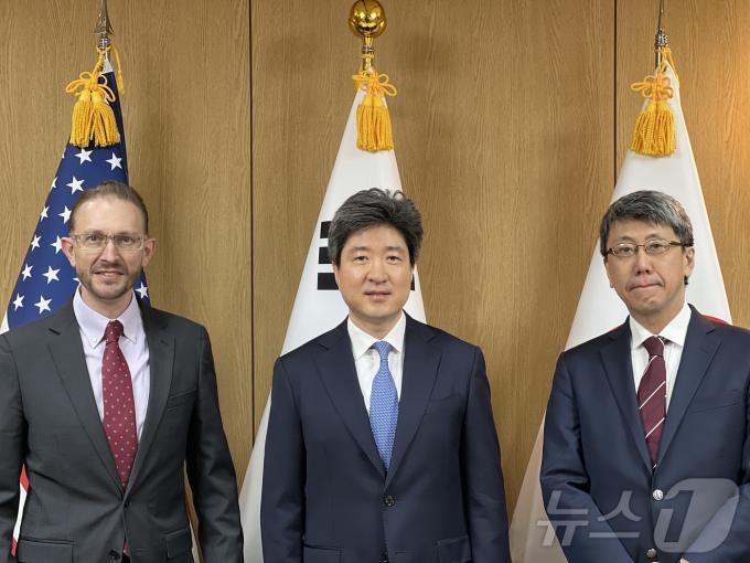 이원우 외교부 북미국 심의관, 로버트 케프키 미국 국무부 동아태부차관보, 오우코치 아키히로 일본 외무성 아시아대양주국 심의관 등 한미일 대표단이 20일  한미일 사무국 출범회의를 개최했다. 2024.11.20. (외교부 제공)