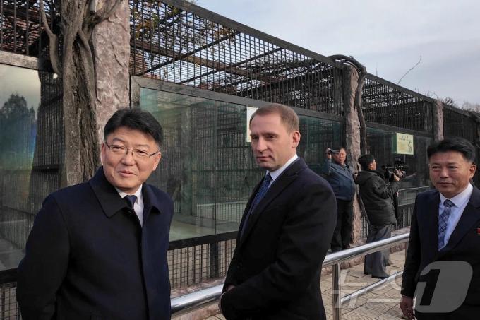 알렉산드르 코즐로프 러시아 천연자원부 장관이 20일 러시아 정부가 북한에 기증한 동물들을 살펴보기 위해 평양 중앙 동물원을 방문하고 있다. 2024.11.20 ⓒ 로이터=뉴스1 ⓒ News1 강민경 기자