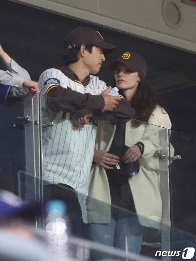 송중기와 케이티 루이스 사운더스 부부 2024.3.21/뉴스1 ⓒ News1 박정호 기자