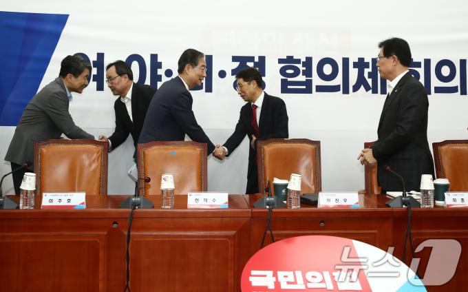 한덕수 국무총리와 이주호 사회부총리 겸 교육부장관이 17일 오후 서울 여의도 국회에서 열린 여야의정 협의체 2차회의에서 참석자들과 인사나누고 있다. 왼쪽부터 이 부총리, 이진우 대한의학회장, 한 총리, 이종태 한국의과대학·의학전문대학원협회(KAMC) 이사장, 이만희 국민의힘 의원.2024.11.17/뉴스1 ⓒ News1 이광호 기자