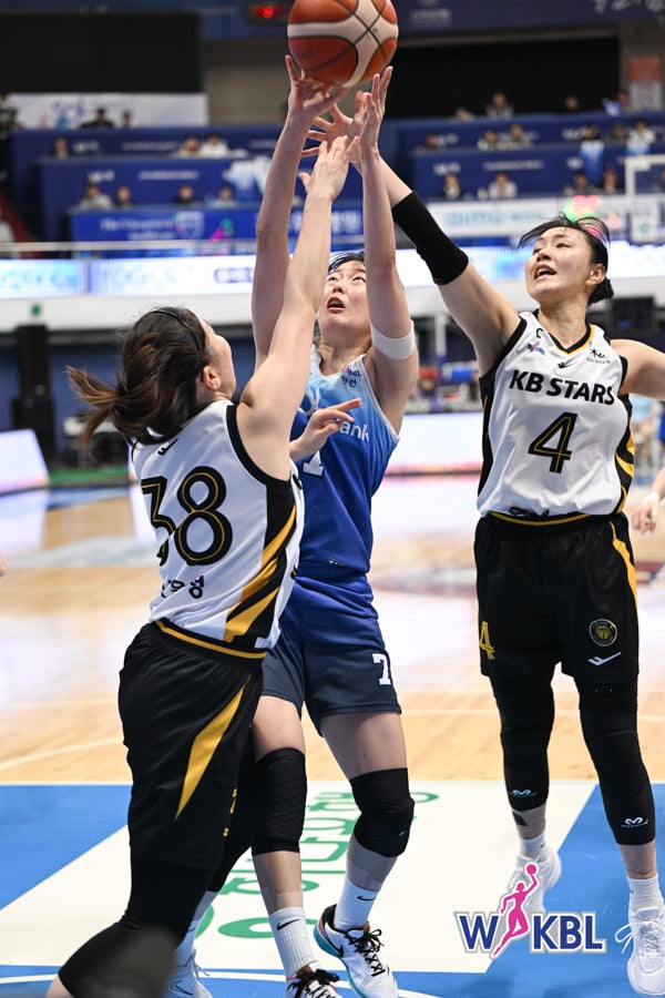 신한은행과 KB의경기 모습(WKBL 제공)