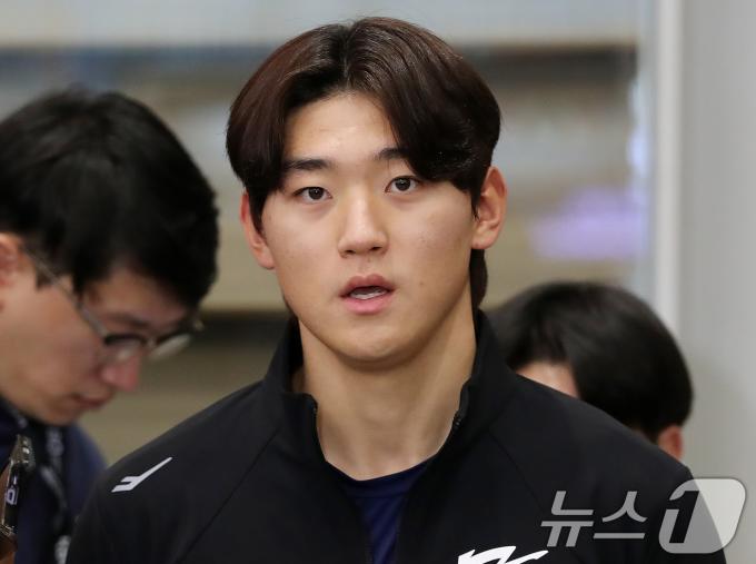 대만에서 열린 2024 WBSC 프리미어12 출전을 마친 야구 한국대표팀 김도영 선수가 19일 오후 인천국제공항을 통해 귀국해 인터뷰를 하고 있다. 류중일 감독이 이끈 한국 야구대표팀은 18일 끝난 프리미어12에서 3승2패(3위)의 성적으로 슈퍼라운드(4강) 진출이 무산됐다. 2024.11.19/뉴스1 ⓒ News1 박세연 기자