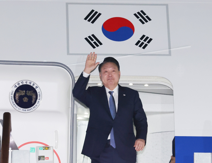 윤석열 대통령이 21일 새벽 중남미 순방을 마치고 귀국했다. 사진은 윤 대통령이 21일 경기 성남시 서울공항을 통해 귀국해 공군 1호기에서 내리며 인사하는 모습. /사진=뉴시스