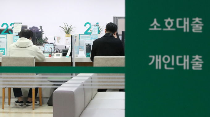  정부의 강도높은 가계대출 규제에 '대출 셧다운'이 은행권 전반에 확대되는 모습이다. 사진은 이날 서울의 한 시중은행 대출 창구 모습. /사진=뉴스1