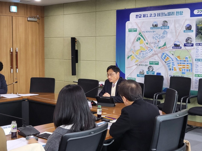 오후석 경기도 행정2부지사(정면)가 지난 20일 열린 경기도 '주4.5일제 추진 관련 기업 간담회'에서 발언을 하고 있다. / 사진제공=경기북부청