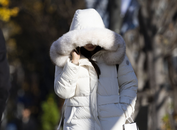 22일 전국이 대체로 맑지만 전라권·제주도는 오전에 가끔 구름이 많을 것으로 보인다. 사진은 지난 18일 서울 중구 세종대로에서 출근 중인 시민의 모습. /사진=뉴시스