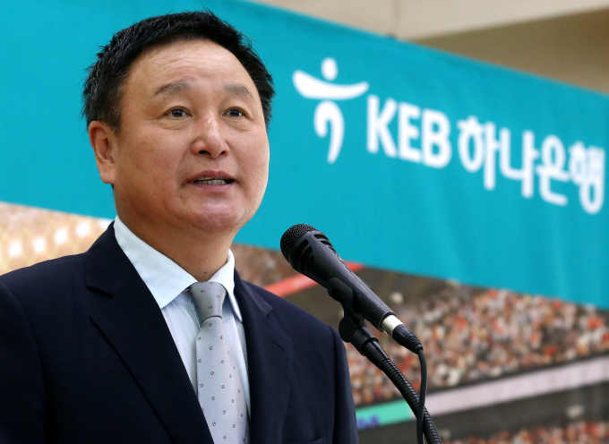 허정무 전 대전하나시티즌 이사장이 25일 기자회견에서 대한축구협회 회장 선거 출마를 선언할 계획이다. 사진은 허 전 이사장이 2017년 5월23일 서울 명동 KEB 하나은행 본점에서 열린 'K리그 팬사랑 적금' 출시 기념 상품 가입식에서 인사말 하는 모습. /사진=머니투데이
