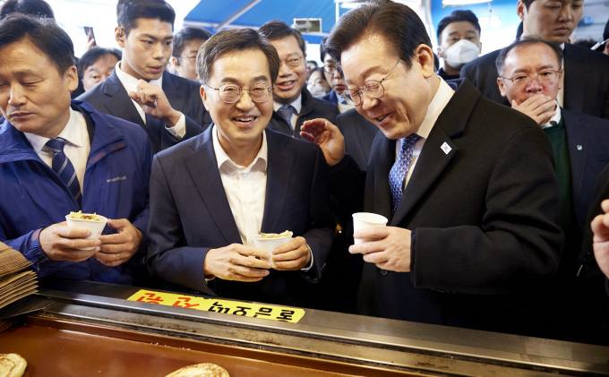 21일 오전 김동연 경기도지사(왼쪽)가 이재명 더불어민주당 대표(오른쪽)가 수원시 전통시장을 찾아 민생을 살피고 있다. 사진제공=경기도
