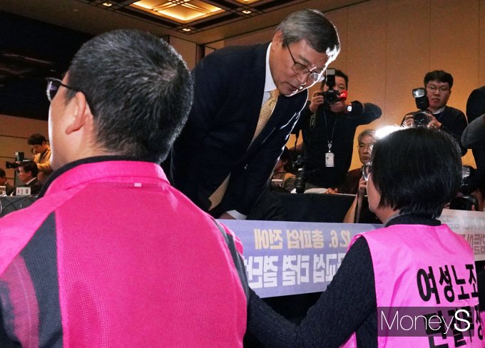 [머니S포토] 학교비정규직노조와 대화 나누는 정근식 교육감