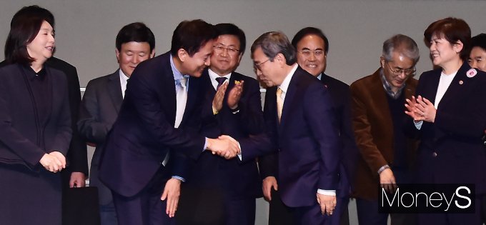 [머니S포토] 전국 시도교육감협의회 총회, 인사 나누는 오세훈·정근식