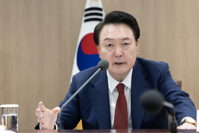 윤석열 대통령 지지율이 27%로 반등했다. 사진은 윤 대통령이 서울 용산 대통령실에서 대외여건 변화에 따른 경제·안보 점검회의를 주재하는 모습. /사진=뉴스1