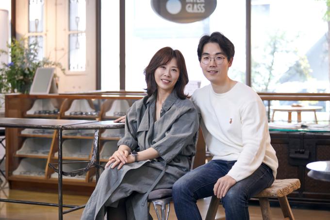 김정선 작가(왼쪽), 허범훈 PD, 사진=쿠팡플레이