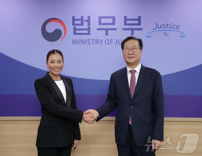 박성재 법무부 장관(오른쪽)은 21일 싸랏싸눈 우노폰 태국 하원 외교위원장과 만나 태국인 입국거부 및 불법체류 문제를 논의했다(법무부 제공).2024.11.21