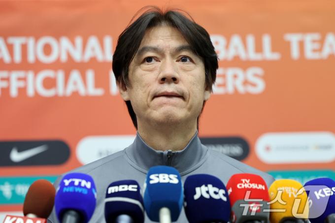 홍명보 대한민국 축구 국가대표팀 감독이 21일 오후 인천국제공항을 통해 귀국해 인터뷰를 하고 있다. 2024.11.21/뉴스1 ⓒ News1 이동해 기자