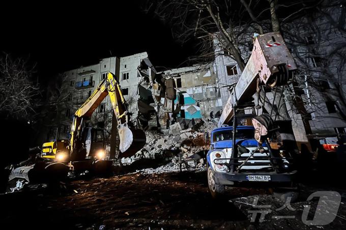 19일(현지시간) 우크라이나 수미의 흘루히우에서 러시아 군의 미사일 공격을 받아 허물어진 건물이 보인다. 2024.11.20 ⓒ AFP=뉴스1 ⓒ News1 우동명 기자