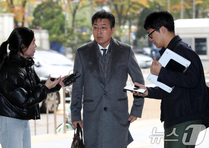 ‘150억 원대 부당대출’ 혐의로 구속영장이 재청구된 김기유 전 태광그룹 경영협의회 의장의 구속 전 피의자심문(영장실질심사)이 열린 21일 오전 서울 마포구 서울서부지방법원에서 김 전 의장의 변호인이 재판에 참석하며 취재진의 질문에 답하고 있다. 2024.11.21/뉴스1 ⓒ News1 오대일 기자
