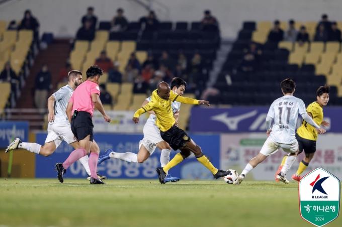 전남 드래곤즈가 21일 광양축구전용구장에서 열린 K리그2 준플레이오프에서 부산 아이파크와 0-0으로 비기며 플레이오프에 진출했다. (한국프로축구연맹 제공)