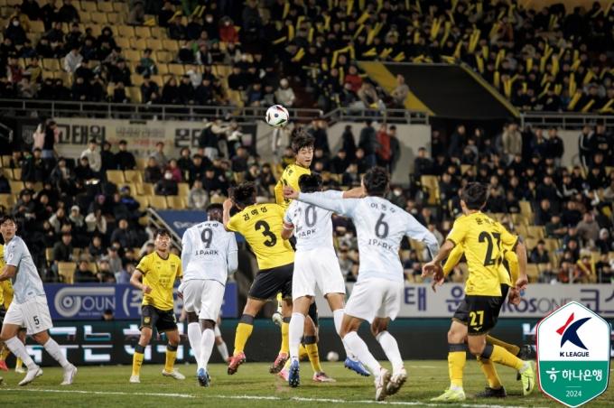 전남 드래곤즈가 21일 광양축구전용구장에서 열린 K리그2 준플레이오프에서 부산 아이파크와 0-0으로 비기며 플레이오프에 진출했다. (한국프로축구연맹 제공)