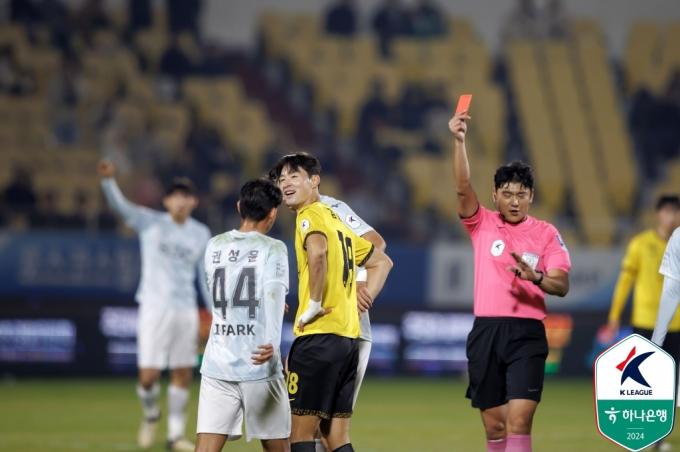 전남 드래곤즈 김종민이 21일 광양축구전용구장에서 열린 K리그2 준플레이오프 부산 아이파크전에서 후반 39분 레드카드를 받았다. (한국프로축구연맹 제공)