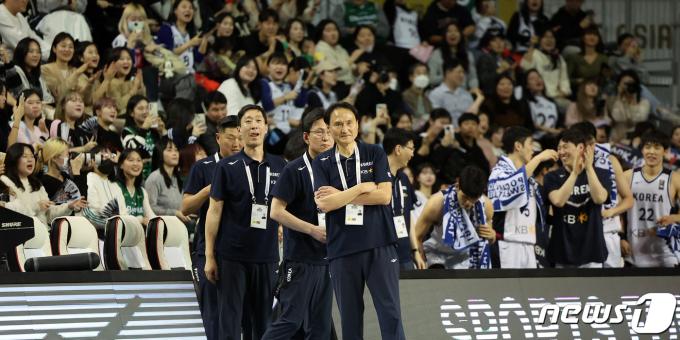대한민국 안준호 감독을 비롯한 선수단이 25일 오후 강원 원주종합체육관에서 열린 2025 FIBA(국제농구연맹) 아시아컵 예선 윈도우1 A조 예선 태국과의 경기에서 코트의 선수들을 보며 환하게 웃고 있다. 2024.2.25/뉴스1 ⓒ News1 김진환 기자