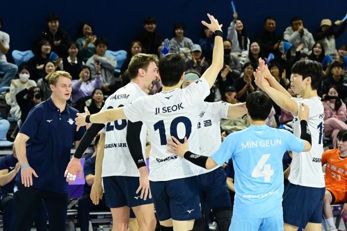 대한항공이 21일 인천 계양체육관에서 열린 2024-25 V리그 남자부 2라운드 홈 경기에서 한국전력을 3-0으로 꺾고 3연승을 달렸다. (KOVO 제공)