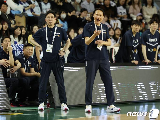 대한민국 안준호 감독과 서동철 코치(왼쪽)가 25일 오후 강원 원주종합체육관에서 열린 2025 FIBA(국제농구연맹) 아시아컵 예선 윈도우1 A조 예선 태국과의 경기에서 선수들에게 작전을 지시하고 있다. 2024.2.25/뉴스1 ⓒ News1 김진환 기자
