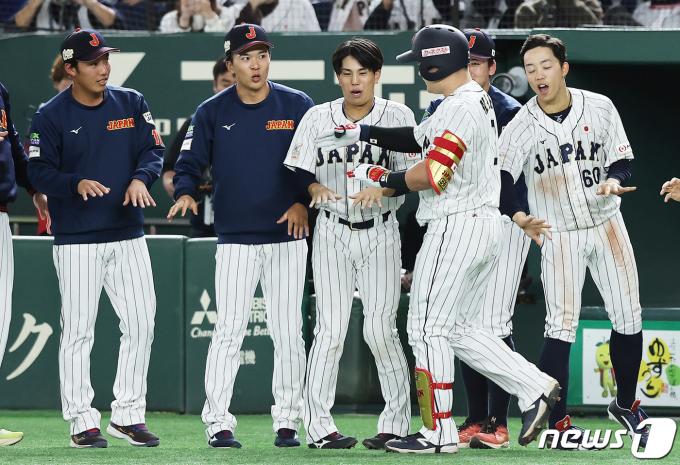 19일 오후 일본 도쿄돔에서 열린 '2023 아시아프로야구챔피언십(APBC)' 결승전 대한민국과 일본의 경기 5회말 2사 주자없는 상황, 일본 마키가 솔로포를 친 후 동료 선수들과 기뻐하고 있다. 2023.11.19/뉴스1 ⓒ News1 이재명 기자