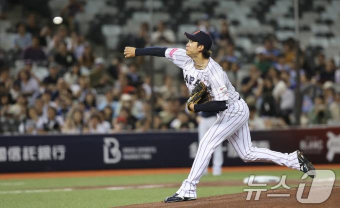 15일(현지시간) 오후 대만 타이베이시 타이베이돔에서 열린 2024 WBSC 프리미어12 B조 예선 대한민국과 일본의 경기, 1회초 일본 선발 히로토 다카하시가 공을 던지고 있다. 2024.11.15/뉴스1 ⓒ News1 장수영 기자
