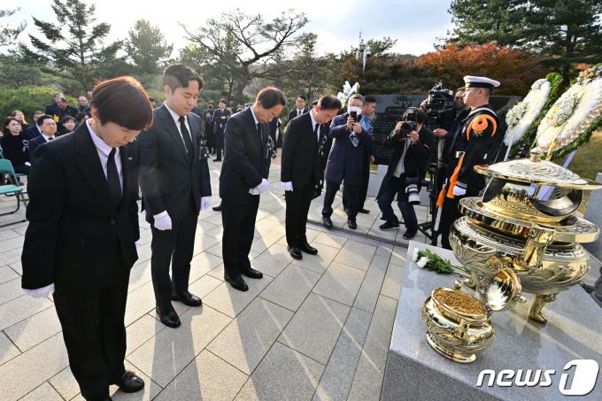 김현철 김영삼대통령기념재단 이사장을 비롯한 유가족들이 22일 오후 서울 동작구 국립서울현충원에서 열린 김영삼 전 대통령 서거 8주기 추모식에서 김 전 대통령 묘소를 참배하고 있다. (공동취재) 2023.11.22/뉴스1 ⓒ News1 구윤성 기자