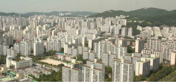 인구 13만의 제1기 신도시 안양 평촌의 모습.  노후계획도시 정비사업으로 노후한 평촌 신도시가 평균용적률 330%, 인구 16만의 첨단도시로 변모할 예정이다. 사진제공=안양시