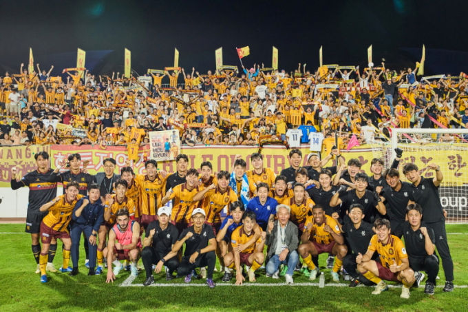  지난 9월13일 광주축구전용구장에서 열린 포항과 하나은행 K리그1 30라운드 경기후 광주FC 선수단이 기념촬영하고 있다./사진=광주FC  