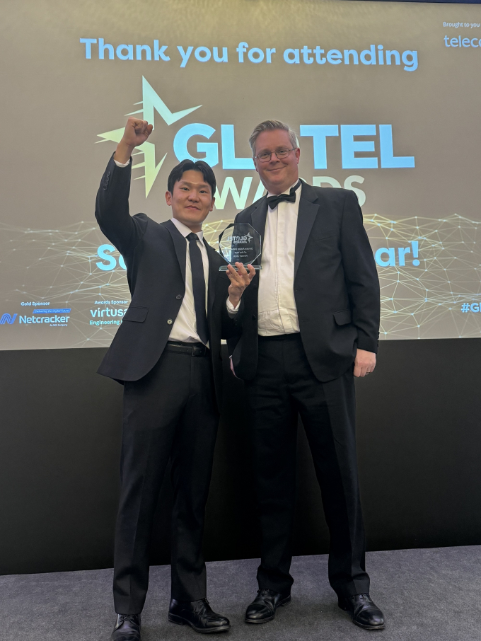SK텔레콤이 전세계 우수 통신 기업들을 대상으로 하는 <글로텔 어워드(Glotel Awards) 2024>에서 이동통신 기술력과 혁신성을 인정받아 올해의 기후 보호 활동상'을 수상했다. 사진은 영국 런던에서 개최된 글로텔 어워드에서 SKT 6G 개발팀 이경필 매니저(왼쪽)가 수상하고 있는 모습./사진=SK텔레콤 제공